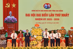 Lãnh đạo tỉnh Cao Bằng chúc mừng Đại hội.