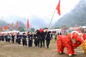 Nghi thức rước cỗ tại Lễ hội Lồng Tồng Ba Bể, Thái Nguyên.