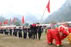 Nghi thức rước cỗ tại Lễ hội Lồng Tồng Ba Bể, Thái Nguyên.