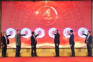 Các đại biểu thực hiện nghi thức vận hành phần mềm du lịch thông minh “Cao Bằng Tourism”.