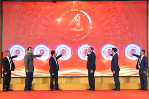 Các đại biểu thực hiện nghi thức vận hành phần mềm du lịch thông minh “Cao Bằng Tourism”.