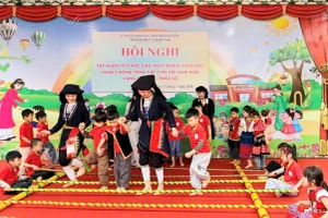 Cô và trò hào hứng với hoạt động giàu giá trị giáo dục về bản sắc văn hóa tại chương trình tập huấn.