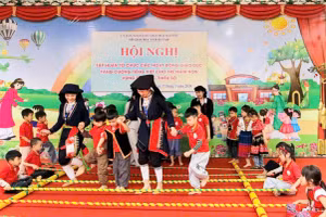 Cô và trò hào hứng với hoạt động giàu giá trị giáo dục về bản sắc văn hóa tại chương trình tập huấn.