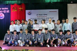 Đại diện Trường Cao đẳng Công nghiệp Việt Đức, Khoa Công nghệ ô tô nhận trao tặng của Honda Việt Nam.