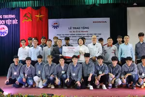 Đại diện Trường Cao đẳng Công nghiệp Việt Đức, Khoa Công nghệ ô tô nhận trao tặng của Honda Việt Nam.