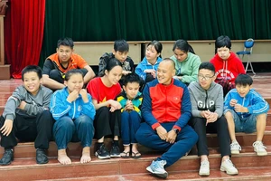 Thầy Ngô Quang Sơn cùng học trò tại Trung tâm Hỗ trợ phát triển giáo dục hòa nhập tỉnh Thái Nguyên.