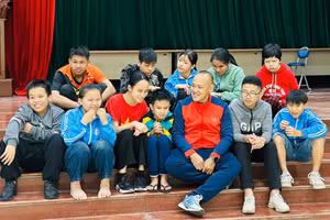 Thầy Ngô Quang Sơn cùng học trò tại Trung tâm Hỗ trợ phát triển giáo dục hòa nhập tỉnh Thái Nguyên.