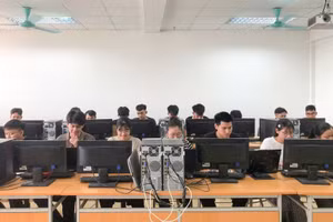 Sinh viên Trường Đại học Công nghệ Thông tin và Truyền thông học thiết kế vi mạch.