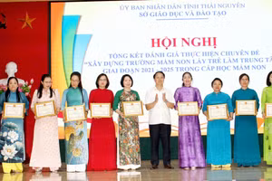 Ông Nguyễn Văn Kiên - Phó Giám đốc Sở GD&ĐT Thái Nguyên trao khen thưởng cho các tập thể xuất sắc giai đoạn 2021-2025.