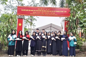 Học sinh Trường PT Dân tộc nội trú THPT số 1 Thái Nguyên với lần đầu tiên được tham gia bầu cử.