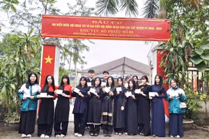 Học sinh Trường PT Dân tộc nội trú THPT số 1 Thái Nguyên với lần đầu tiên được tham gia bầu cử.