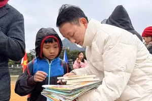 Giàng A Lanh trao quà hỗ trợ học sinh nghèo vượt khó.