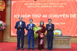 Lãnh đạo HĐND, UBND tỉnh tặng hoa chúc mừng tân Phó Chủ tịch UBND tỉnh Hà Nhật Lệ.