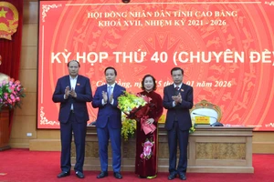 Lãnh đạo HĐND, UBND tỉnh tặng hoa chúc mừng tân Phó Chủ tịch UBND tỉnh Hà Nhật Lệ.