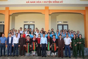 Bí thư Đảng ủy xã Nam Hòa Nguyễn Văn Sơn (áo trắng, đứng giữa) cùng cán bộ, Nhân dân tại Ngày hội đại đoàn kết các dân tộc.