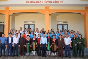 Bí thư Đảng ủy xã Nam Hòa Nguyễn Văn Sơn (áo trắng, đứng giữa) cùng cán bộ, Nhân dân tại Ngày hội đại đoàn kết các dân tộc.