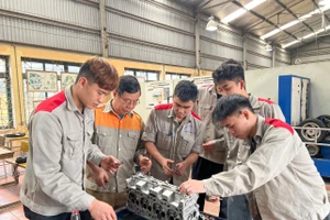 Giáo viên Trường Cao đẳng nghề số 1 - Bộ Quốc phòng hướng dẫn học sinh lớp trung cấp nghề ô tô thực hành.