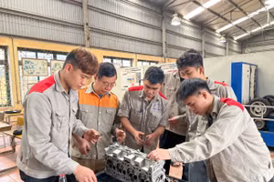 Giáo viên và học sinh lớp trung cấp nghề ô tô, Trường Cao đẳng nghề số 1 - Bộ Quốc phòng trong giờ thực hành.