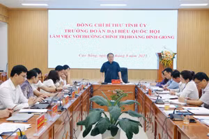 Ông Quản Minh Cường, Bí thư Tỉnh ủy, Trưởng Đoàn đại biểu Quốc hội tỉnh Cao Bằng làm việc với Trường Chính trị Hoàng Đình Giong. Ảnh: L.T