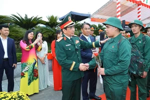 Đại tướng Phan Văn Giang tặng hoa, động viên các thanh niên tỉnh Cao Bằng lên đường nhập ngũ. (Ảnh: Bộ Quốc phòng)