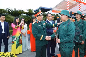 Đại tướng Phan Văn Giang tặng hoa, động viên các thanh niên tỉnh Cao Bằng lên đường nhập ngũ. (Ảnh: Bộ Quốc phòng)