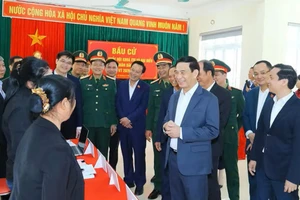 Đại tướng Phan Văn Giang kiểm tra công tác chuẩn bị tại các điểm bầu cử. (Ảnh: Bộ Quốc phòng)