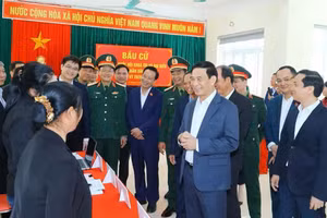 Đại tướng Phan Văn Giang kiểm tra công tác chuẩn bị tại các điểm bầu cử. (Ảnh: Bộ Quốc phòng)