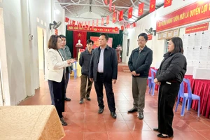 Giám đốc Sở Giáo dục và Đào tạo tỉnh Cao Bằng Nguyễn Ngọc Thư (ngoài cùng bên trái) nắm tình hình chuẩn bị bầu cử tại xã Nam Tuấn.