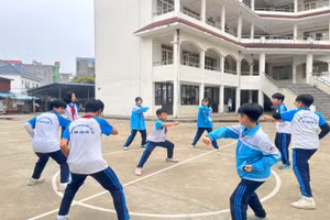 Học sinh trường THCS Chu Văn An (TP Thái Nguyên) hăng say tập luyện võ cổ truyền vào các giờ nghỉ.