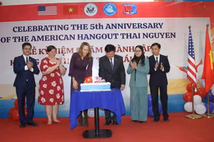 Đại biểu cắt bánh sinh nhật, mừng kỷ niệm 5 năm thành lập Không gian Hoa Kỳ tại Thái Nguyên.