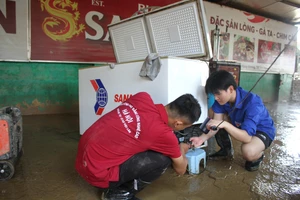 Sinh viên Trường Cao đẳng Công nghệ cao Hà Nội sửa chữa đồ đạc giúp người dân Thái Nguyên.