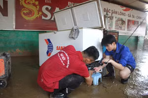 Sinh viên Trường Cao đẳng Công nghệ cao Hà Nội sửa chữa đồ đạc giúp người dân Thái Nguyên.