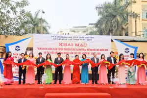 Đại diện lãnh đạo tỉnh và đại biểu cắt băng khai mạc trưng bày. 