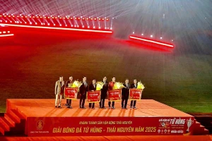 Đại biểu lãnh đạo chúc mừng các đội bóng tham dự giải.