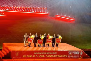 Đại biểu lãnh đạo chúc mừng các đội bóng tham dự giải.