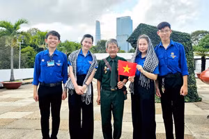 Thầy giáo cựu chiến binh Lê Kim Hà gặp gỡ, trò chuyện cùng các bạn trẻ nhân dịp kỷ niệm 50 năm Ngày Giải phóng miền Nam, thống nhất đất nước.