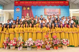 Tập thể cán bộ, giáo viên, nhân viên Trường THPT Nà Giàng (Cao Bằng).