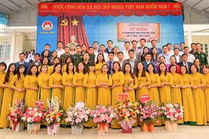 Tập thể cán bộ, giáo viên, nhân viên Trường THPT Nà Giàng (Cao Bằng).