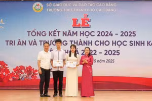 Nhà giáo Ưu tú Phạm Minh Hương (ngoài cùng bên trái), Bí thư Đảng uỷ, Hiệu trưởng Trường THPT thành phố Cao Bằng khen thưởng học sinh có thành tích xuất sắc.