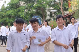 Thí sinh thi tốt nghiệp THPT 2025 tại trường THPT Phú Lương, tỉnh Thái Nguyên.