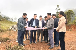 Phó Chủ tịch Thường trực UBND tỉnh Cao Bằng Vũ Đình Quang kiểm tra tiến độ triển khai Dự án Trường Phổ thông nội trú Tiểu học và THCS Lũng Nặm. Ảnh: BCB