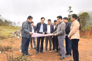 Phó Chủ tịch Thường trực UBND tỉnh Cao Bằng Vũ Đình Quang kiểm tra tiến độ triển khai Dự án Trường Phổ thông nội trú Tiểu học và THCS Lũng Nặm. Ảnh: BCB