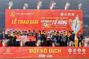 Lãnh đạo tỉnh Thái Nguyên và Ban tổ chức trao cúp vô địch cho CLB Hoàng Anh Gia Lai.