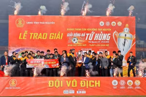 Lãnh đạo tỉnh Thái Nguyên và Ban tổ chức trao cúp vô địch cho CLB Hoàng Anh Gia Lai.