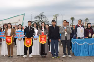 Lãnh đạo Sở GD&ĐT Thái Nguyên trao cờ lưu niệm cho các đoàn tham dự. 
