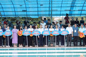 Ban tổ chức tặng cờ lưu niệm cho các đoàn tham gia Giải bơi học sinh phổ thông tỉnh Thái Nguyên 2025.