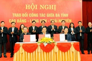 Chủ tịch UBND 3 tỉnh Cao Bằng - Lạng Sơn - Thái Nguyên ký Bản ghi nhớ. Ảnh: BCB