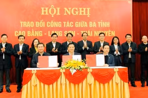 Chủ tịch UBND 3 tỉnh Cao Bằng - Lạng Sơn - Thái Nguyên ký Bản ghi nhớ. Ảnh: BCB