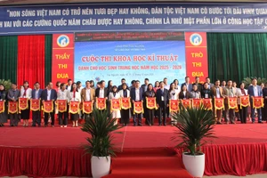 Lãnh đạo Sở GD&ĐT Thái Nguyên trao cờ lưu niệm cho đoàn dự thi các xã/phường.