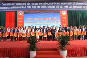 Lãnh đạo Sở GD&ĐT Thái Nguyên trao cờ lưu niệm cho đoàn dự thi các xã/phường.